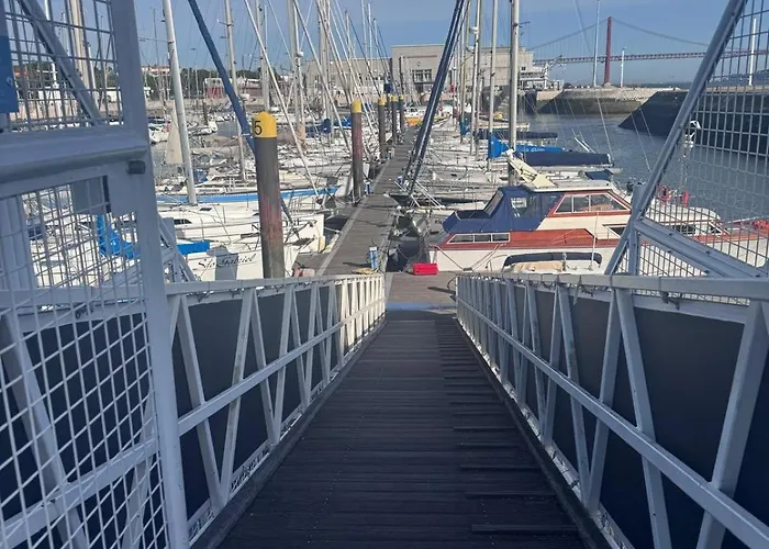 Floating Oasis Botel Lissabon